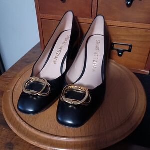 Stuart Weitzman_Black heeled shoes with gold buckle on top_9